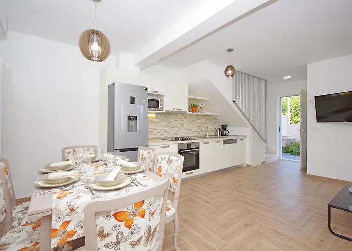 Hébergement de vacances Three-bedroom In Drvenik (Split-Dalmatia)