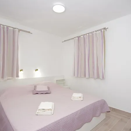 Three-bedroom In Semesterbostad Drvenik (Split-Dalmatia)